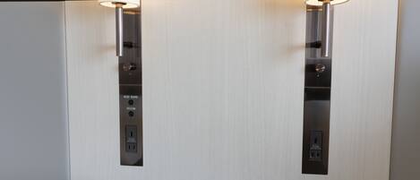Un ascenseur moderne doté d’un panneau de commande et de luminaires fixés au mur.