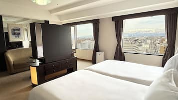 Cubrecamas, minibar, caja de seguridad en la habitación y escritorio