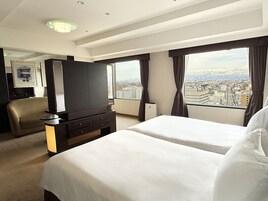 Quarto premium, 2 camas de casal, vista para a montanha | Edredons de pluma, frigobar, cofres nos quartos, escrivaninha