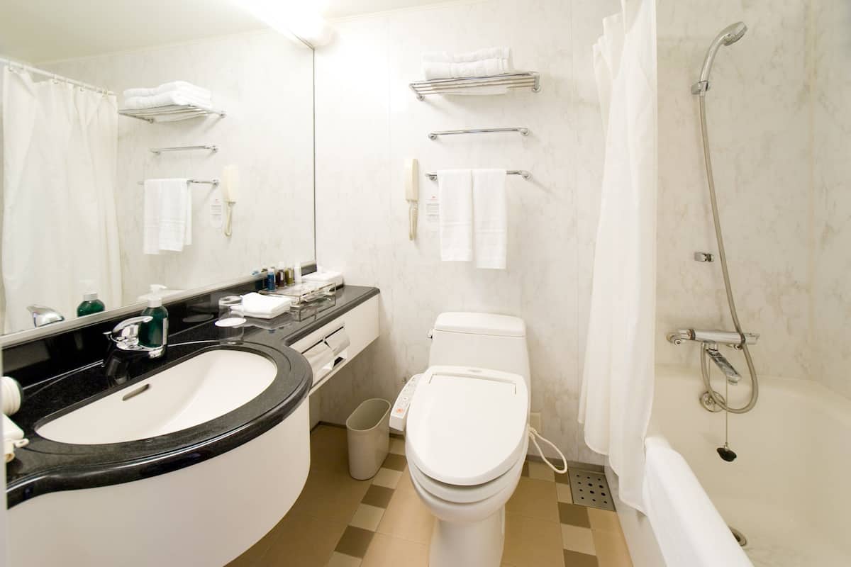 Kostenlose Toilettenartikel, Haartrockner, Hausschuhe