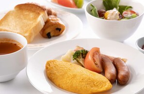 อาหารเช้าแบบบุฟเฟ่ต์ทุกวัน (JPY 3300 ต่อคน)