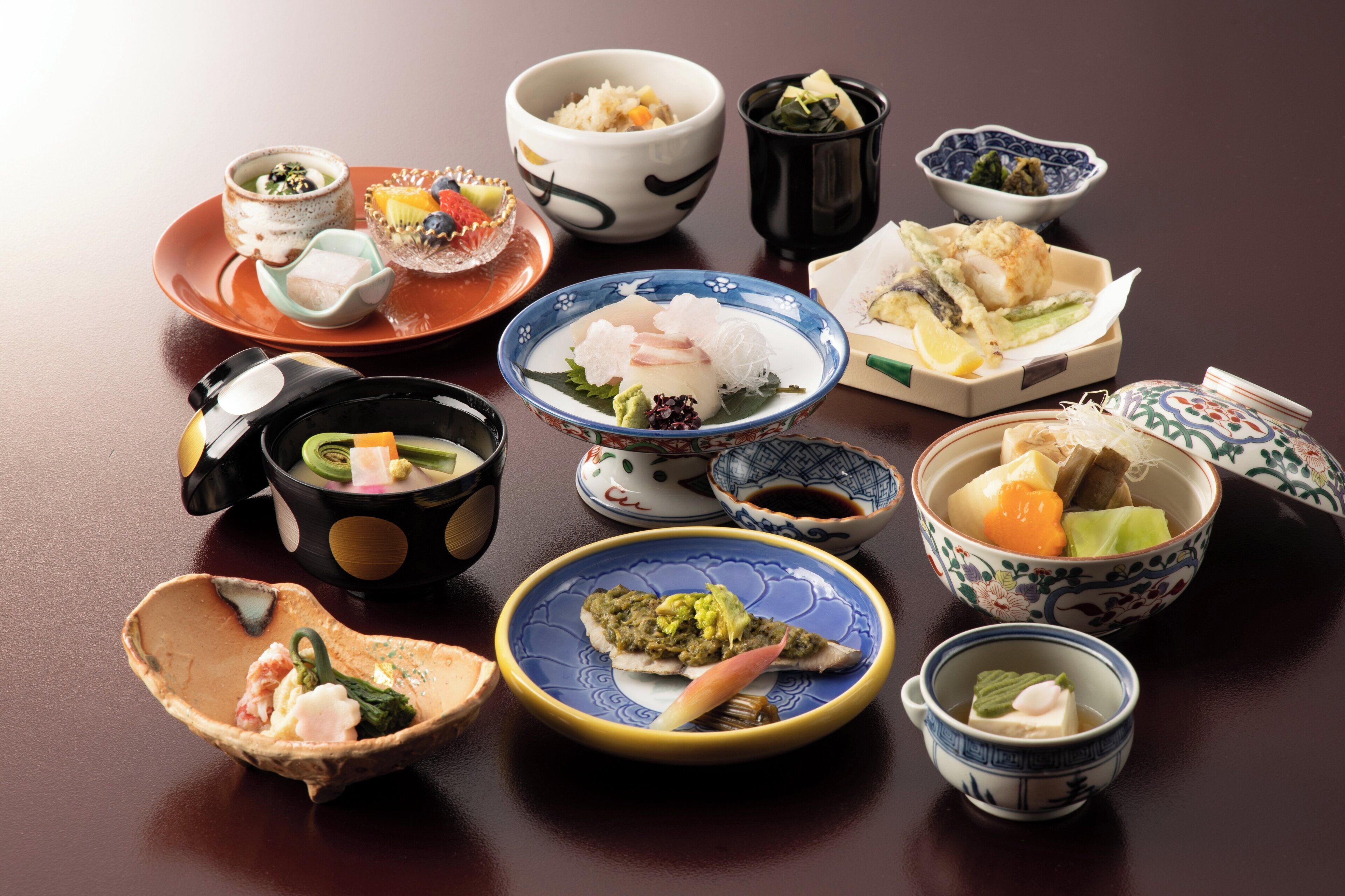 Verschiedene traditionelle japanische Gerichte auf einem Tisch angerichtet.