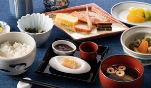 อาหารเช้าแบบบุฟเฟ่ต์ทุกวัน (JPY 3300 ต่อคน)