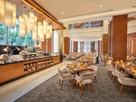 3 restaurantes; se sirven desayunos y cocina local e internacional . Mardhiyyah Hotel and Suites