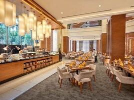 3 restaurants, breakfast, lunch served; local and international cuisine