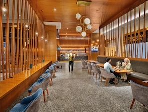 3 restaurants servant le déjeuner, cuisine locale et internationale