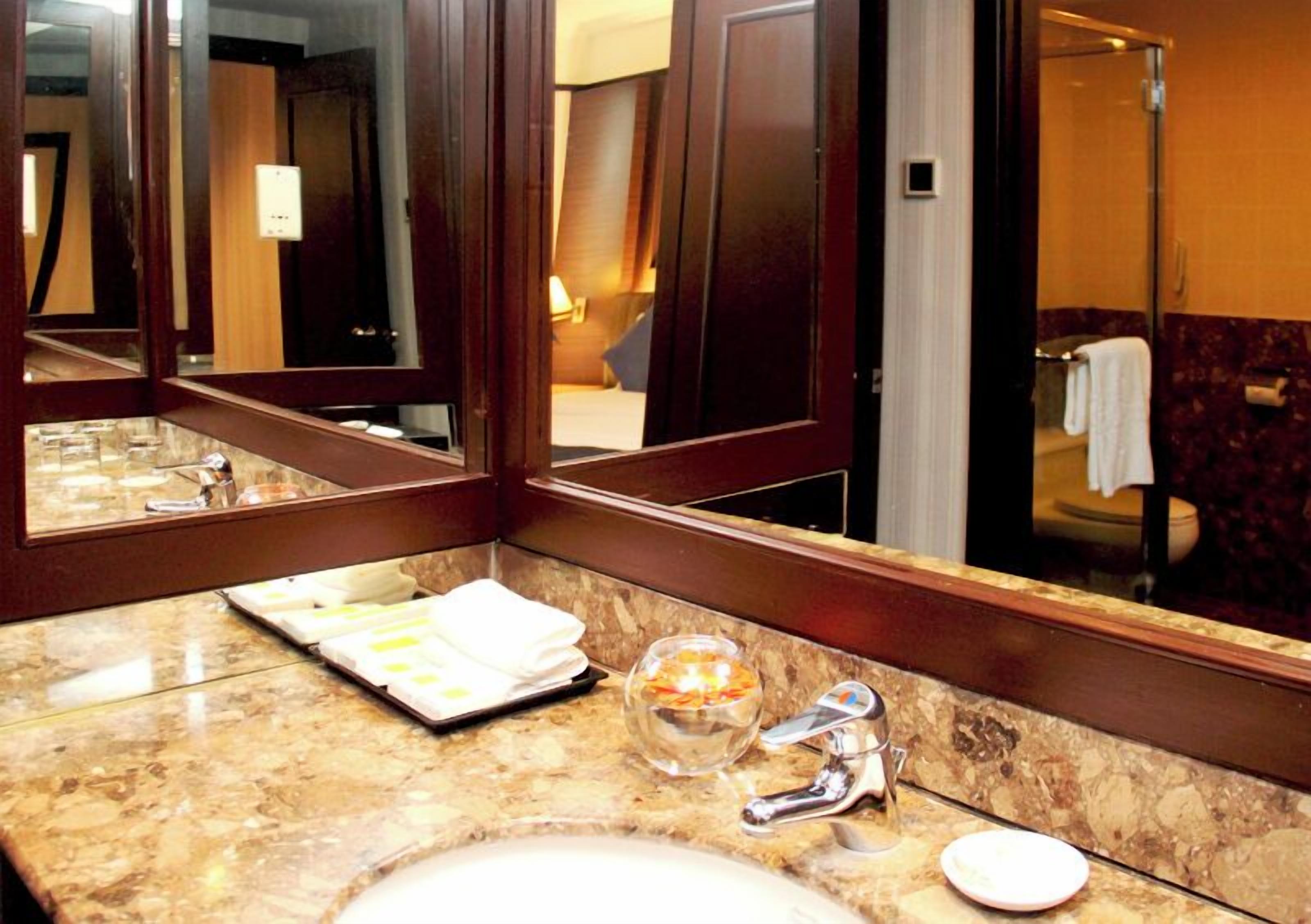 bathtub, free toiletries, towels