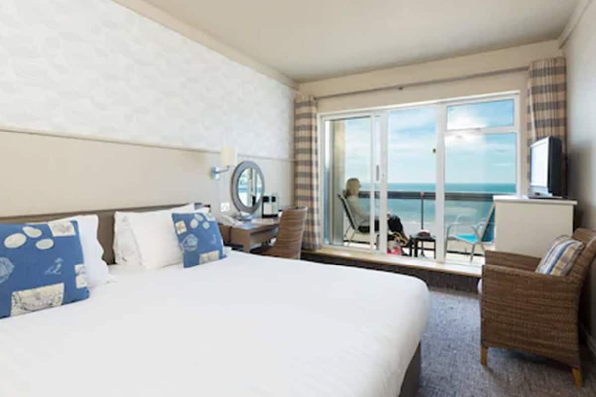 Standard Room, Balcony, Sea View | In-room safe, iron/ironing board, free WiFi, bed sheets