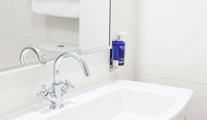 Kelengkapan dandanan diri percuma, pengering rambut, tuala disediakan 