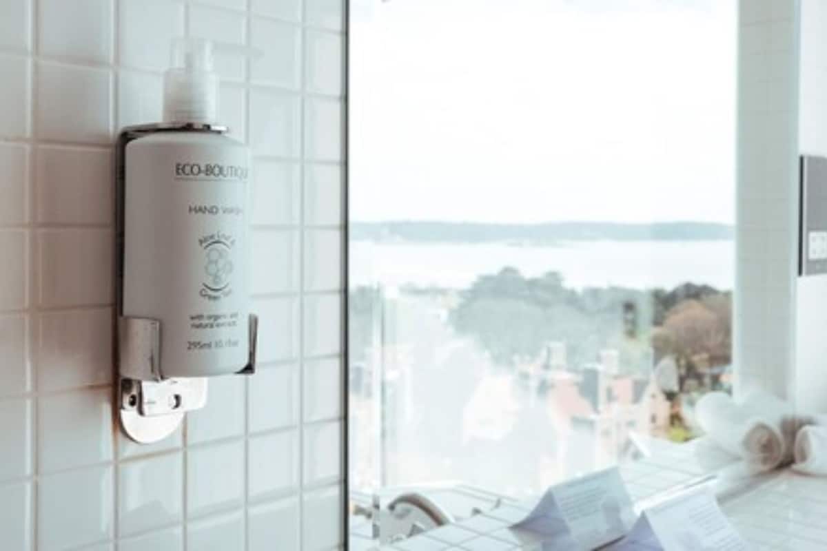 standard double room, sea view | bathroom | combined shower/bathtub, free toiletries, hair dryer, towels