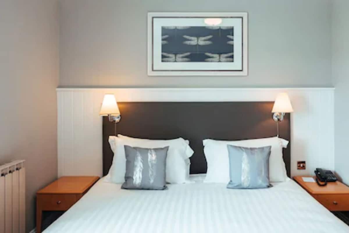 In-room safe, iron/ironing board (on request), WiFi (free), bed sheets