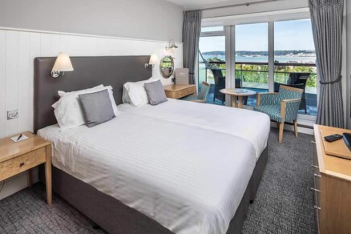 standard room, balcony, sea view | 1 bedroom, in-room safe, iron/ironing board, free wifi