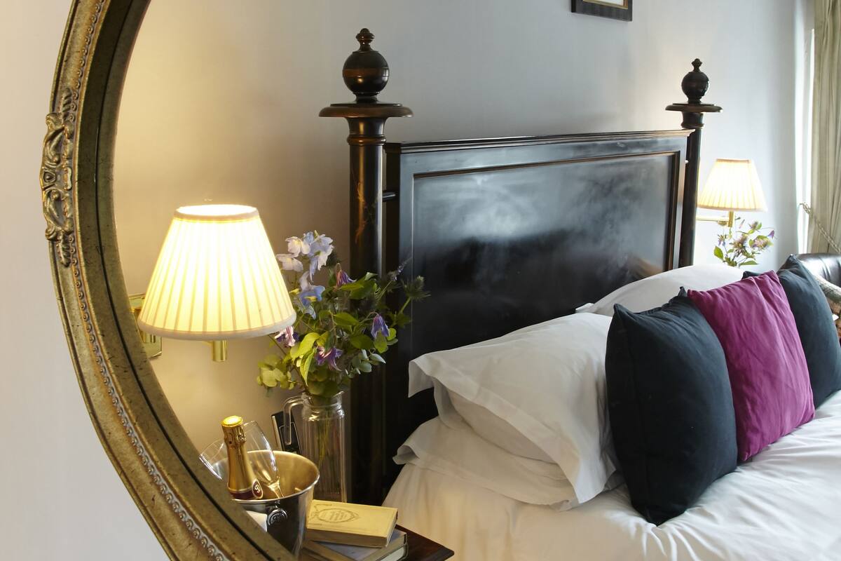Premium bedding, in-room safe, blackout curtains, iron/ironing board
