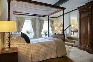 Junior Suite, 1 Double Bed | Premium bedding, in-room safe, blackout curtains, iron/ironing board