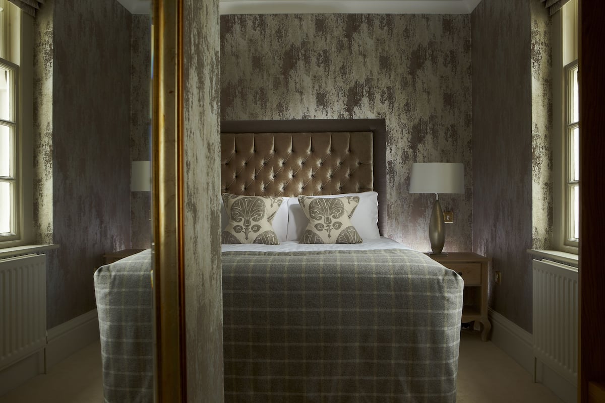 Egyptian cotton sheets, premium bedding, in-room safe
