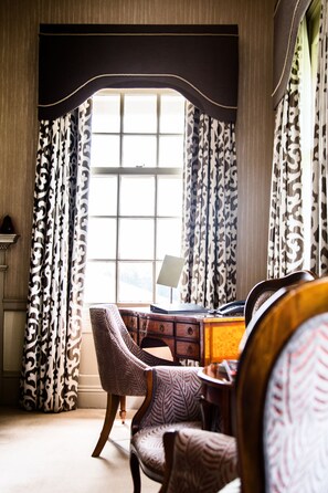 Deluxe Room | Egyptian cotton sheets, premium bedding, in-room safe