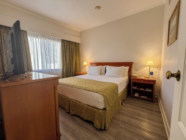 Junior Suite, 1 Queen Bed | Minibar, in-room safe, desk, soundproofing - Austral Hotel (Comodoro Rivadavia)