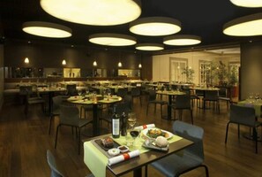 Se sirven cenas y cocina internacional 