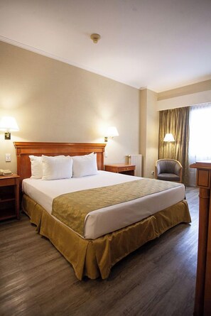 Executive Double Room, 1 Queen Bed | Minibar, in-room safe, desk, soundproofing