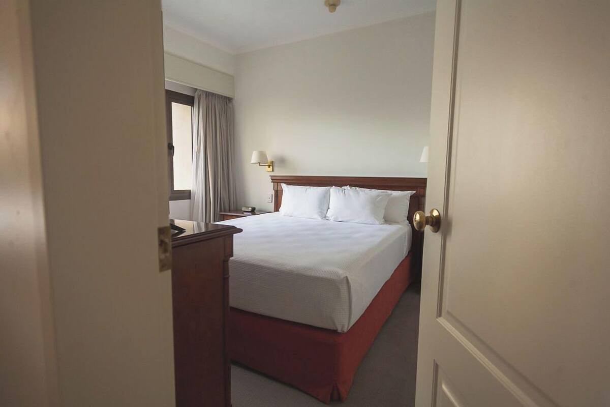 Junior Suite, 1 Queen Bed (Plaza Q)