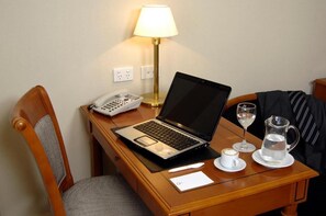 Minibar, in-room safe, desk, soundproofing - Austral Hotel (Comodoro Rivadavia)