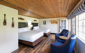 Habitación cuádruple estándar | Tabla de planchar con plancha, ropa de cama y despertador