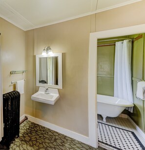Main Lodge Lake View Single Queen | Bathroom | Combined shower/tub, free toiletries, hair dryer, towels