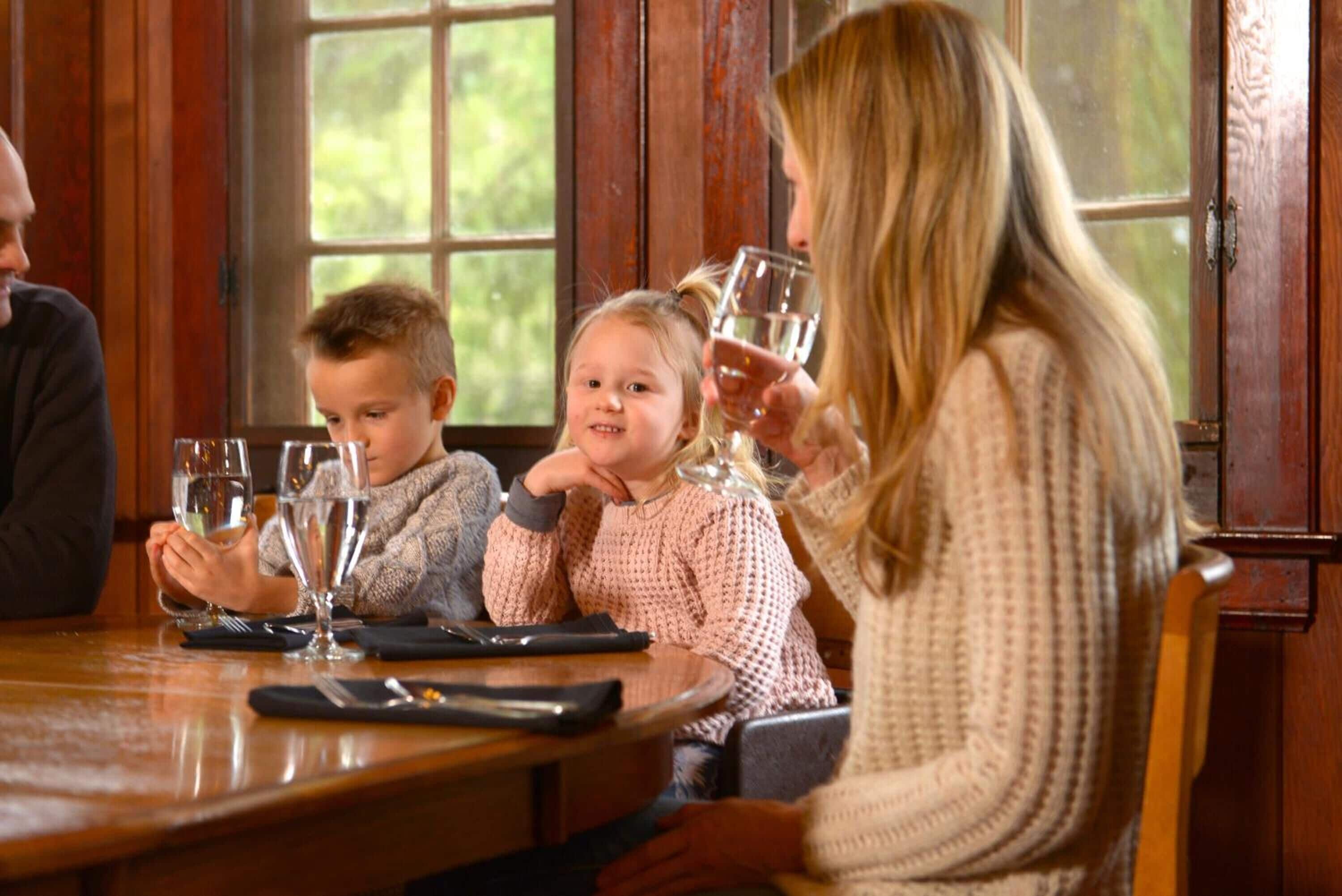 Kahvaltı, öğle yemeği, akşam yemeği sunulur, Amerika mutfağı 