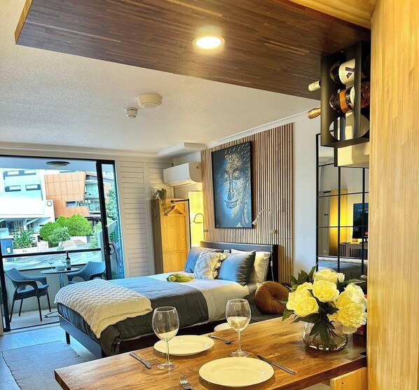 Deluxe Studio, 1 Queen Bed, City View | In-room dining - West End Central Apartments (South Brisbane)