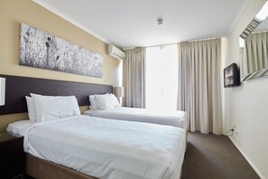 Minibar, iron/ironing board, free WiFi, bed sheets