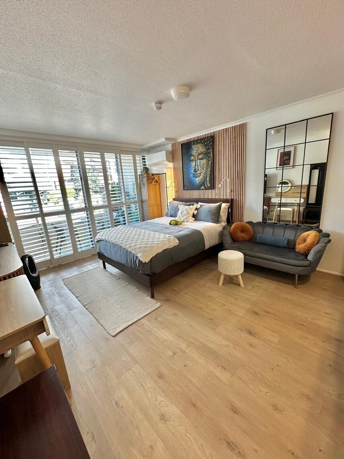 华丽开间, 1 张大床, 城市景观 | 起居区 | 40-英寸电视 （配备数码频道）、iPod 基座