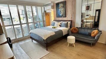 Estúdio luxo, 1 cama Queen, vista para a cidade | Área de estar | TV 40 polegadas com canais digitais, dock para iPod