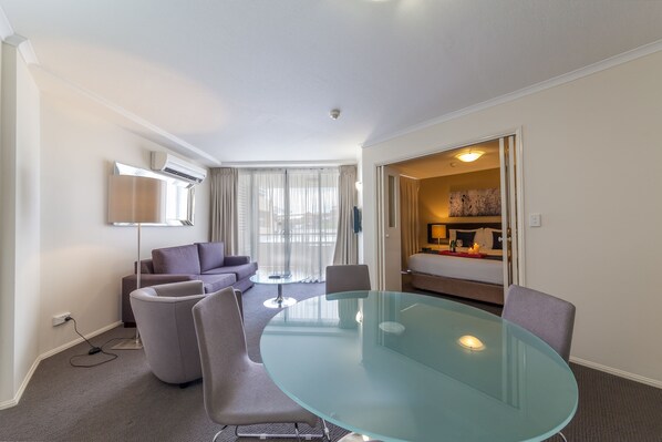 Minibar, individually decorated, individually furnished - West End Central Apartments (South Brisbane)