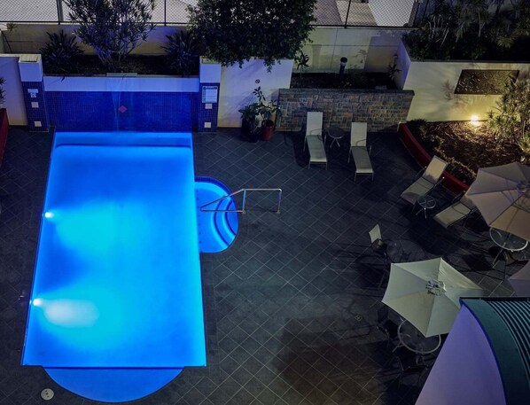 Piscina externa, espreguiçadeiras