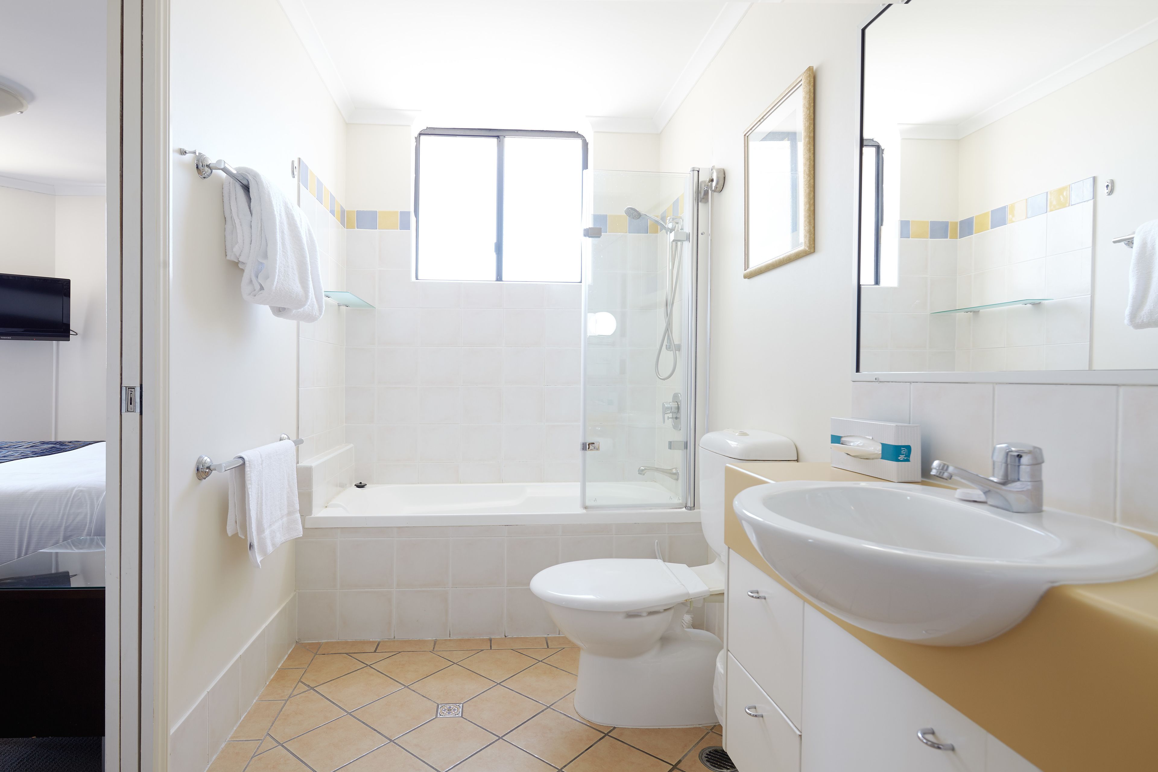 Une salle de bain moderne avec une baignoire, des toilettes et un lavabo.