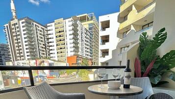 Deluxe Studio, 1 Queen Bed, City View | Terrace/patio