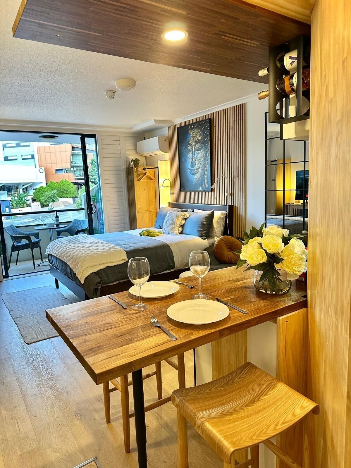 Deluxe Studio, 1 Queen Bed, City View | In-room dining