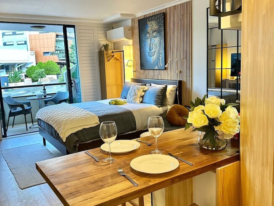 Deluxe Studio, 1 Queen Bed, City View | In-room dining