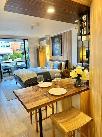 Deluxe Studio, 1 Queen Bed, City View | In-room dining