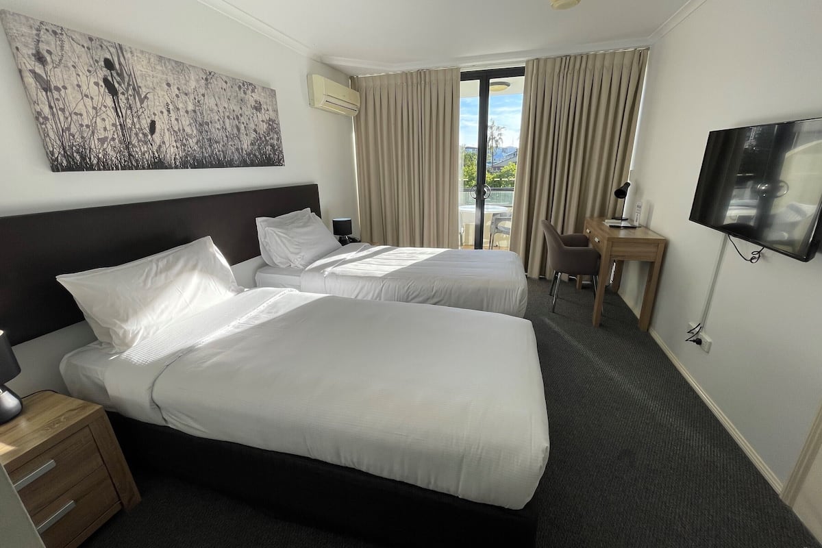 2 bedrooms, minibar, iron/ironing board, free WiFi
