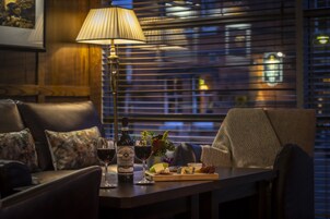 2 bares/lounges, gastropub