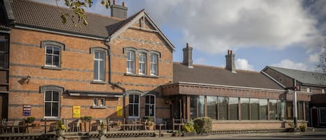 2 bars/lounges, gastropub