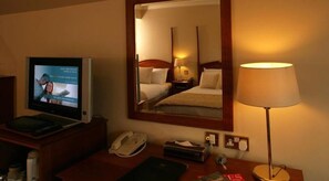 Deluxe Double or Twin Room | Egyptian cotton sheets, individually decorated, individually furnished