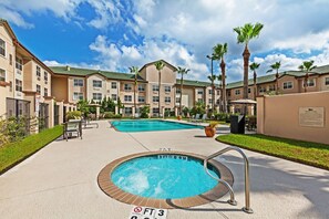 Outdoor pool - Homewood Suites by Hilton Brownsville (Brownsville)