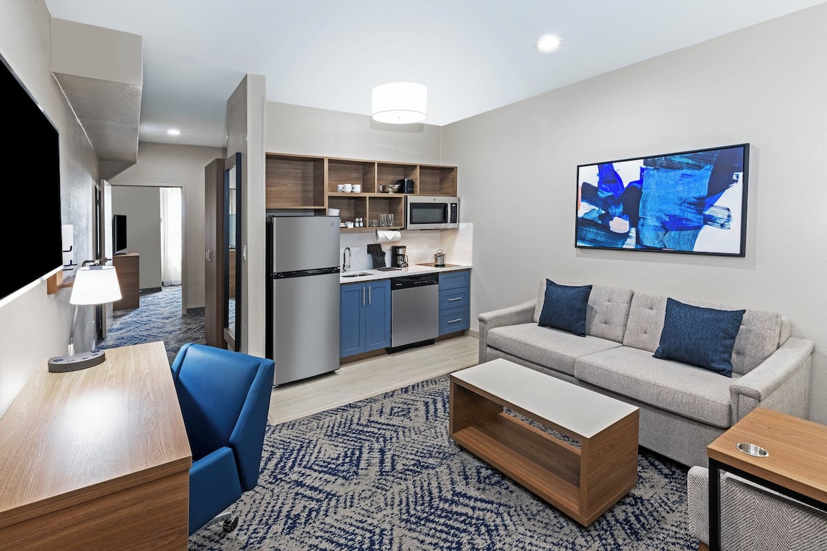 suite, 1 bedroom (bath shower combination) | 1 bedroom, hypo-allergenic bedding, desk, laptop workspace