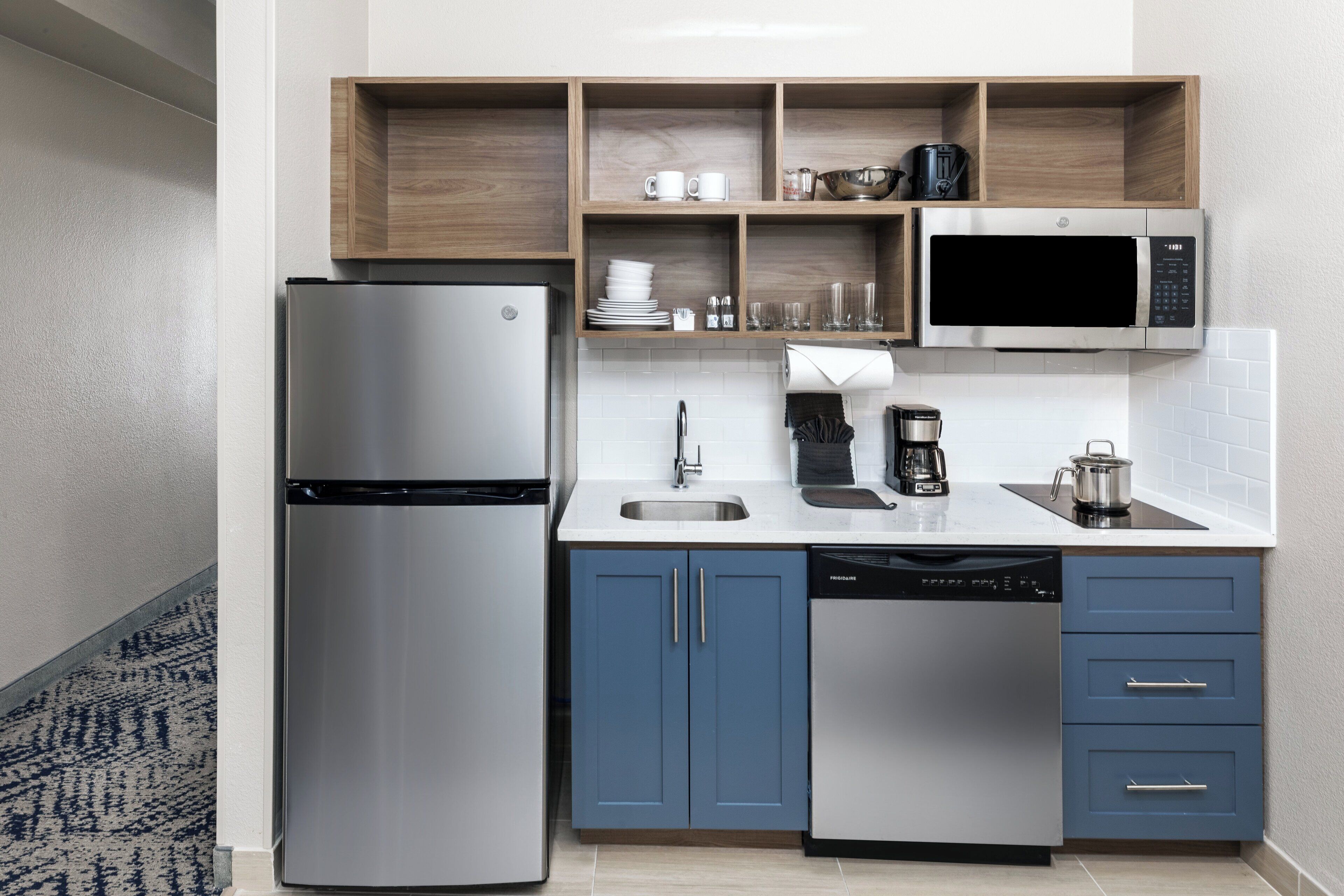 suite, 1 bedroom (walk-in shower) | 1 bedroom, hypo-allergenic bedding, desk, laptop workspace