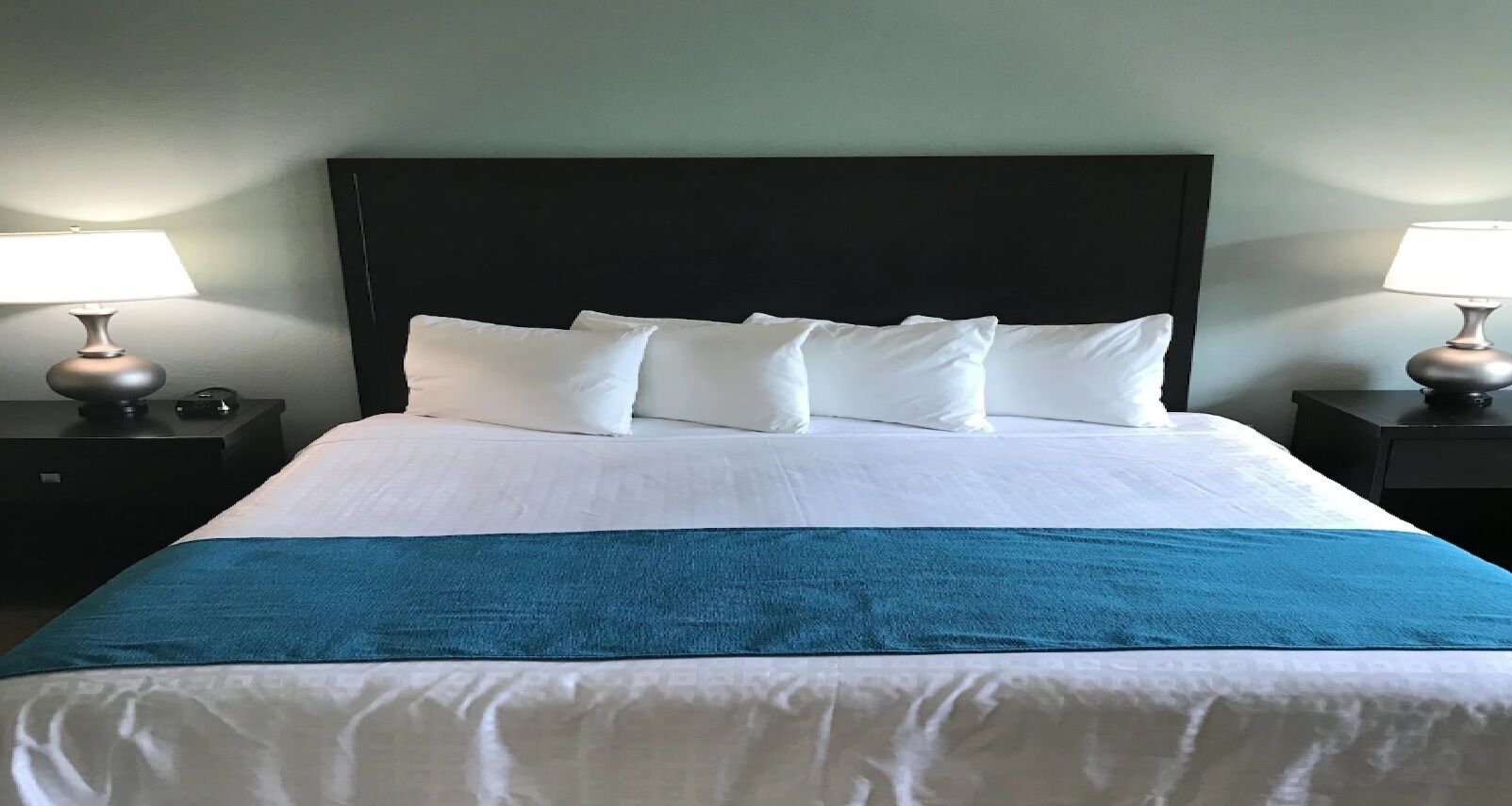 Rúmföt af bestu gerð, rúm með „pillowtop“-dýnum, myrkratjöld/-gardínur