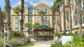 Bañera de hidromasaje al aire libre