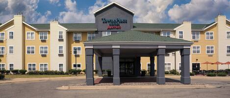 Un hotel con entrada cubierta, varios pisos y un letrero que dice "TownePlace Suites Ramah".