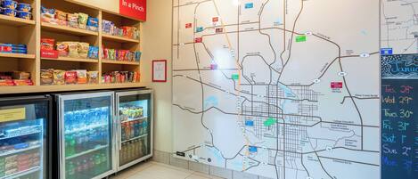 Un mapa con ubicaciones marcadas y un refrigerador con aperitivos.